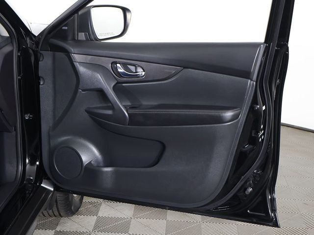 2017 Nissan Rogue AWD SV - 23057649 - 24