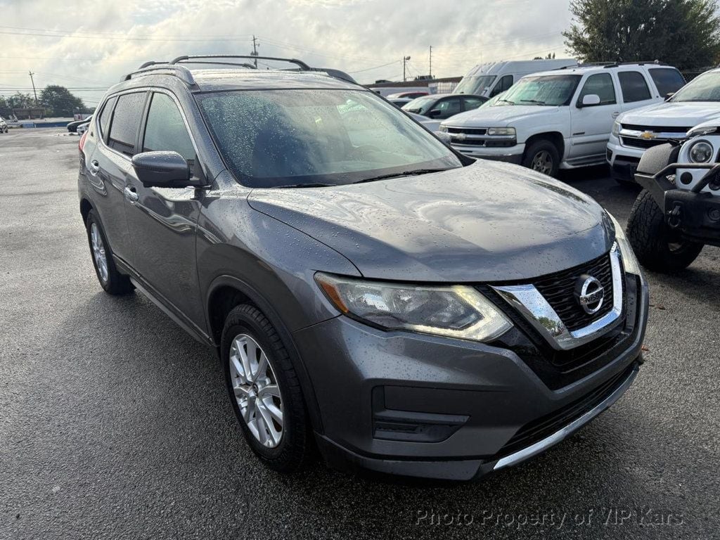 2017 Nissan Rogue SV photo 2