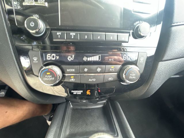 2017 Nissan Rogue S - 23027150 - 18