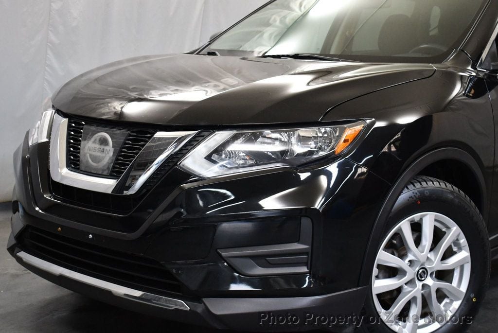 2017 Nissan Rogue SV photo 2