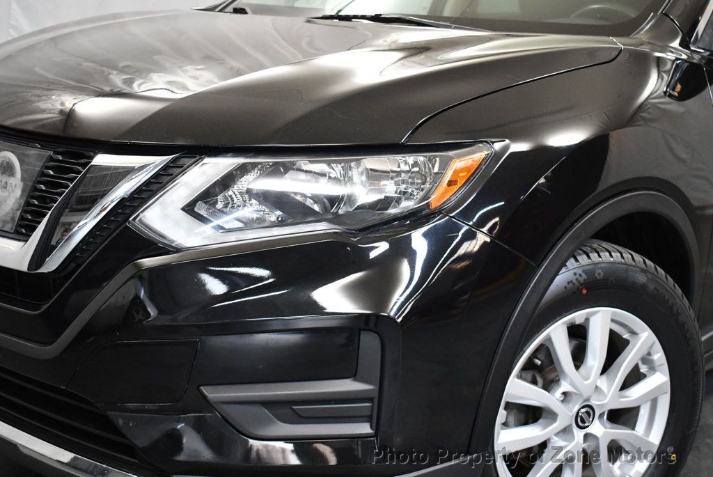 2017 Nissan Rogue SV photo 3