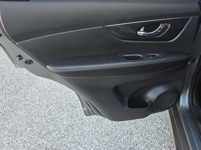 2017 Nissan Rogue SV - 23026702 - 27
