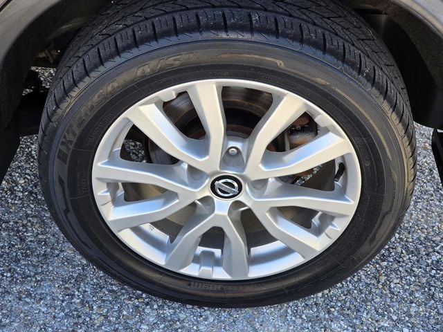 2017 Nissan Rogue SV - 23026702 - 29