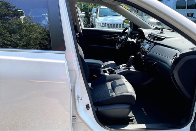 2017 Nissan Rogue SV - 23061409 - 11