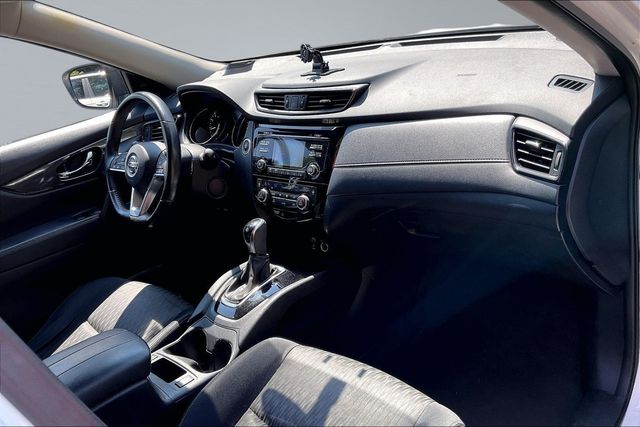 2017 Nissan Rogue SV - 23061409 - 12