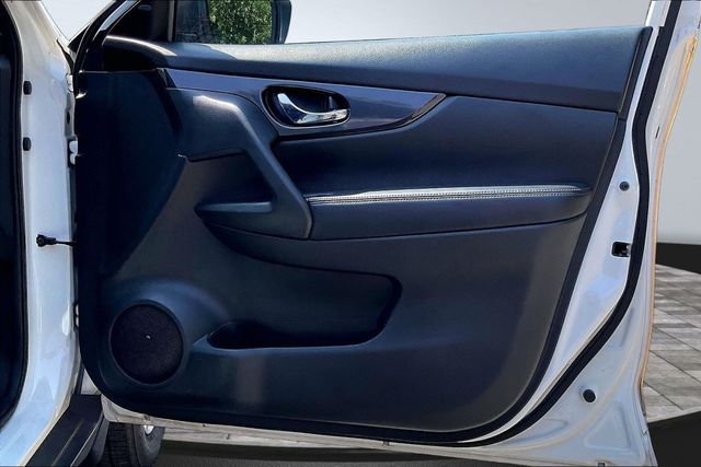 2017 Nissan Rogue SV - 23061409 - 15