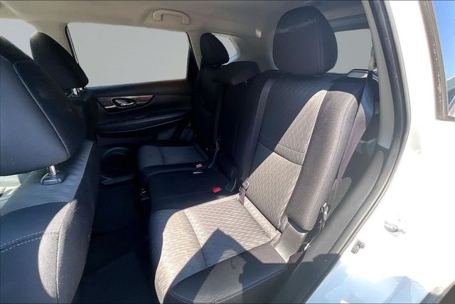2017 Nissan Rogue SV - 23061409 - 16