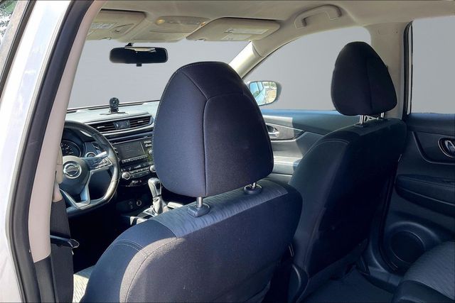 2017 Nissan Rogue SV - 23061409 - 17