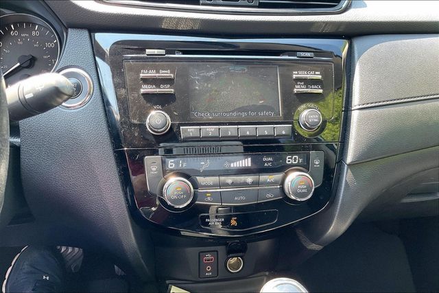 2017 Nissan Rogue SV - 23061409 - 24