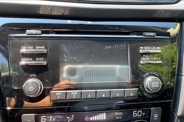 2017 Nissan Rogue SV - 23061409 - 25