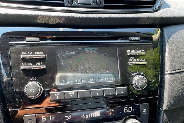 2017 Nissan Rogue SV - 23061409 - 26