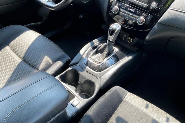 2017 Nissan Rogue SV - 23061409 - 30
