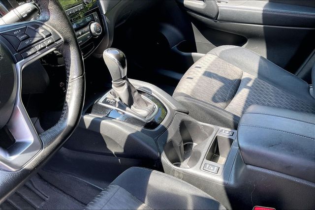 2017 Nissan Rogue SV - 23061409 - 32