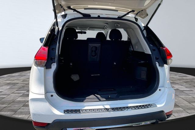 2017 Nissan Rogue SV - 23061409 - 35