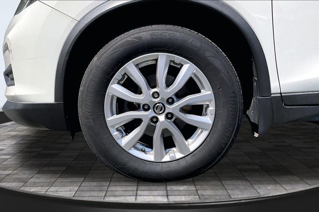 2017 Nissan Rogue SV - 23061409 - 37
