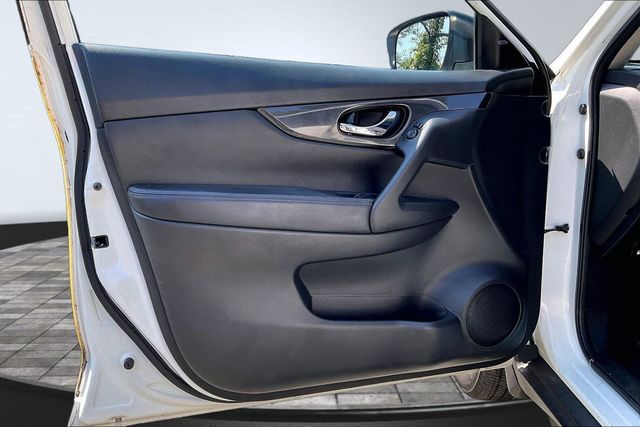 2017 Nissan Rogue SV - 23061409 - 8
