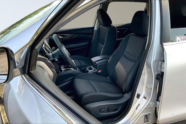 2017 Nissan Rogue SV - 23025510 - 9
