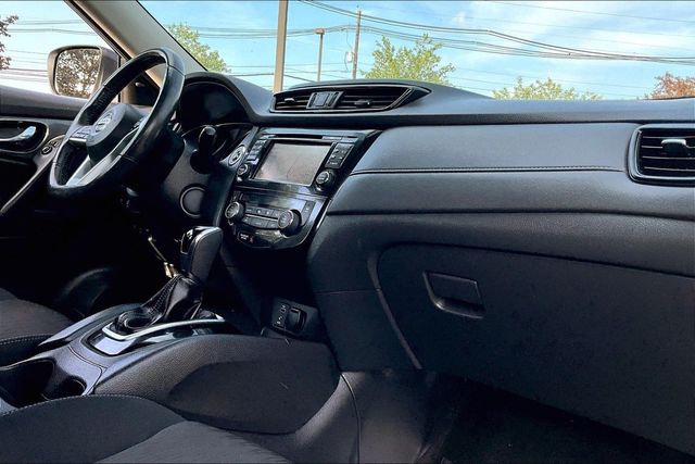 2017 Nissan Rogue SV - 23025510 - 11