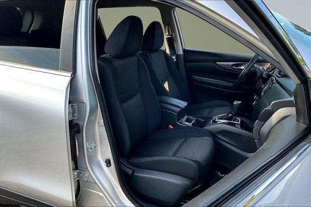 2017 Nissan Rogue SV - 23025510 - 12