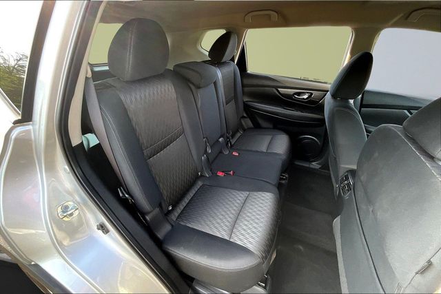 2017 Nissan Rogue SV - 23025510 - 13