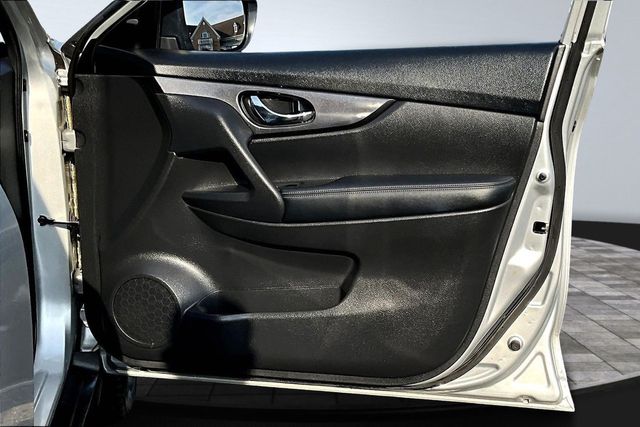 2017 Nissan Rogue SV - 23025510 - 15
