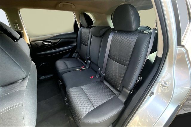 2017 Nissan Rogue SV - 23025510 - 16