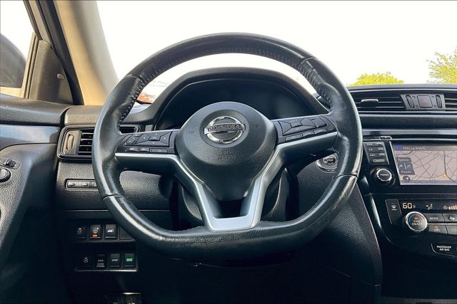 2017 Nissan Rogue SV - 23025510 - 18