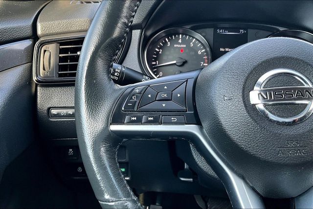 2017 Nissan Rogue SV - 23025510 - 19