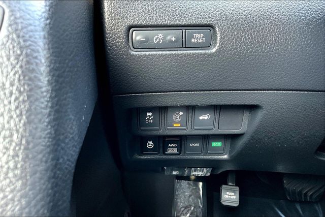 2017 Nissan Rogue SV - 23025510 - 26