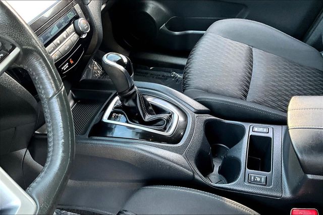 2017 Nissan Rogue SV - 23025510 - 29
