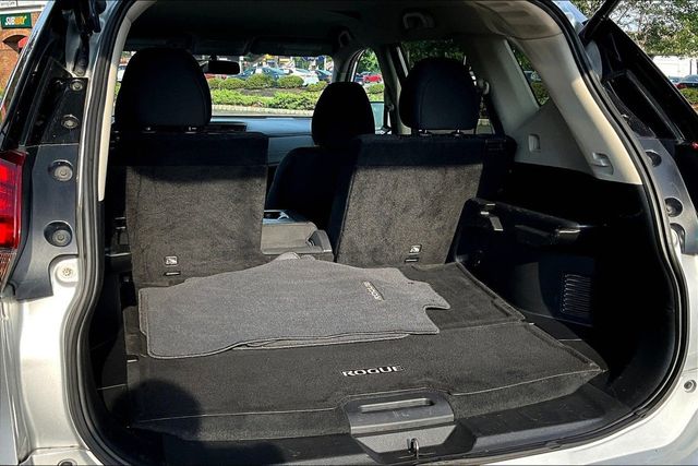 2017 Nissan Rogue SV - 23025510 - 32