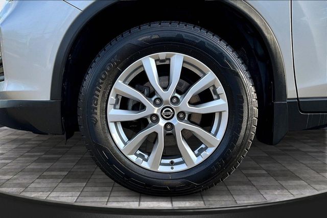 2017 Nissan Rogue SV - 23025510 - 34