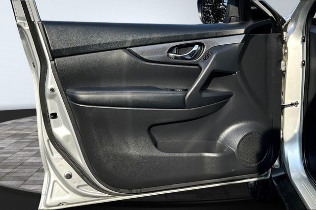 2017 Nissan Rogue SV - 23025510 - 8