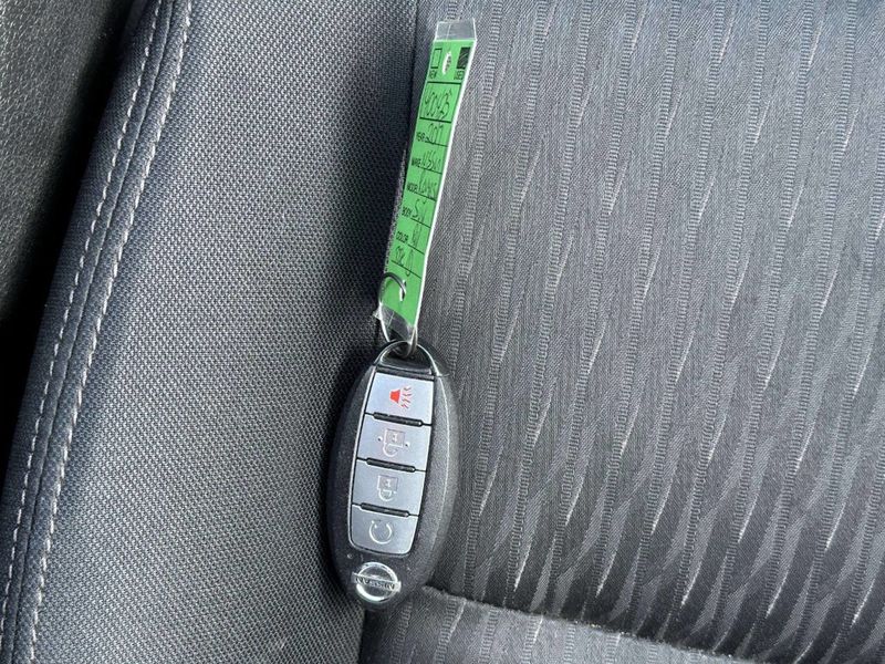 2017 Nissan Rogue SV 4dr Crossover - 22855339 - 34