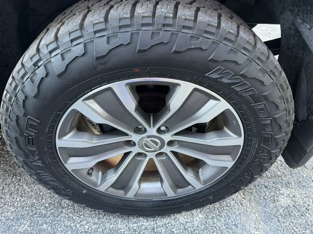 2017 Nissan Titan 4x2 Crew Cab SL - 23093525 - 9