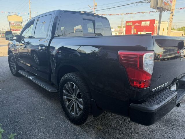 2017 Nissan Titan 4x2 Crew Cab SL - 23093525 - 11