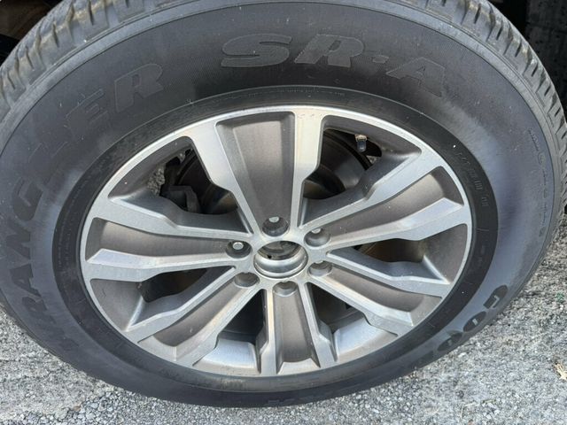 2017 Nissan Titan 4x2 Crew Cab SL - 23093525 - 13
