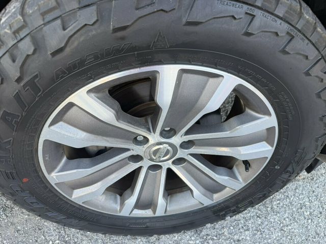 2017 Nissan Titan 4x2 Crew Cab SL - 23093525 - 18