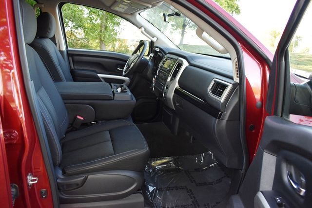 2017 Nissan Titan 4x4 Crew Cab S - 23094313 - 32