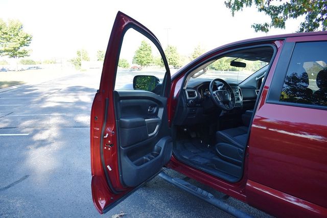 2017 Nissan Titan 4x4 Crew Cab S - 23094313 - 36