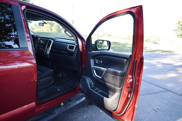 2017 Nissan Titan 4x4 Crew Cab S - 23094313 - 37