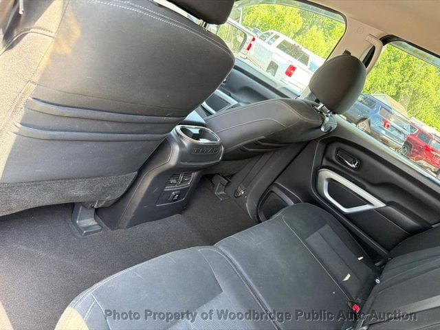 2017 Nissan Titan 4x4 Crew Cab SV - 23067585 - 10