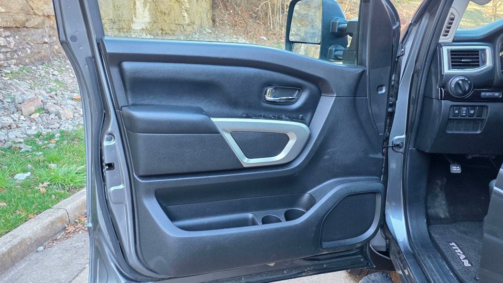 2017 Nissan Titan 4x4 Crew Cab SV - 22991827 - 15