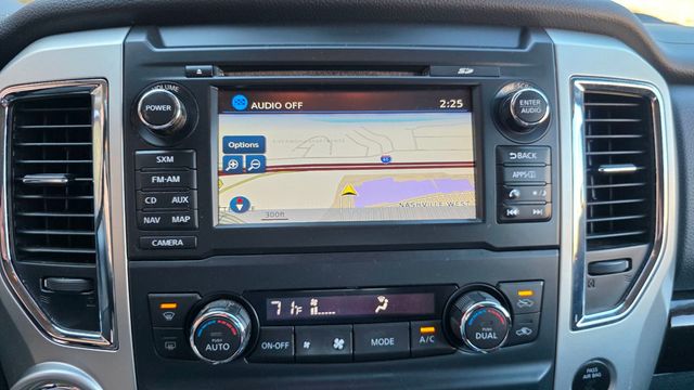 2017 Nissan Titan 4x4 Crew Cab SV - 22991827 - 25