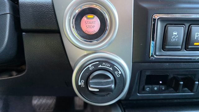 2017 Nissan Titan 4x4 Crew Cab SV - 22991827 - 28