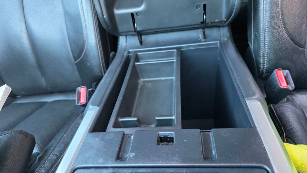 2017 Nissan Titan 4x4 Crew Cab SV - 22991827 - 31