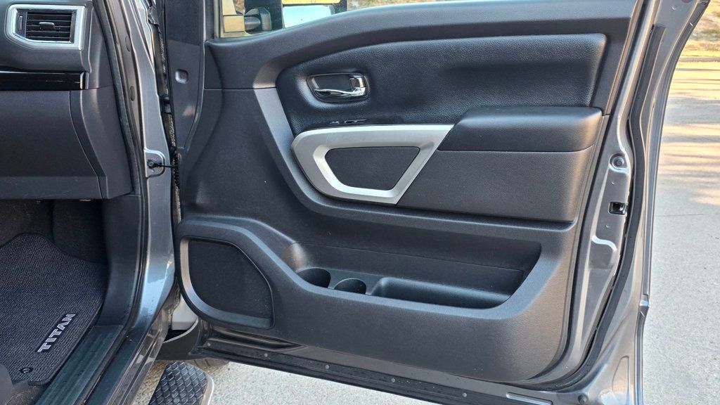 2017 Nissan Titan 4x4 Crew Cab SV - 22991827 - 32