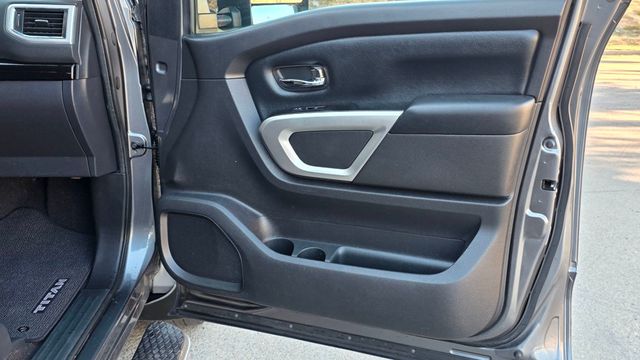 2017 Nissan Titan 4x4 Crew Cab SV - 22991827 - 32