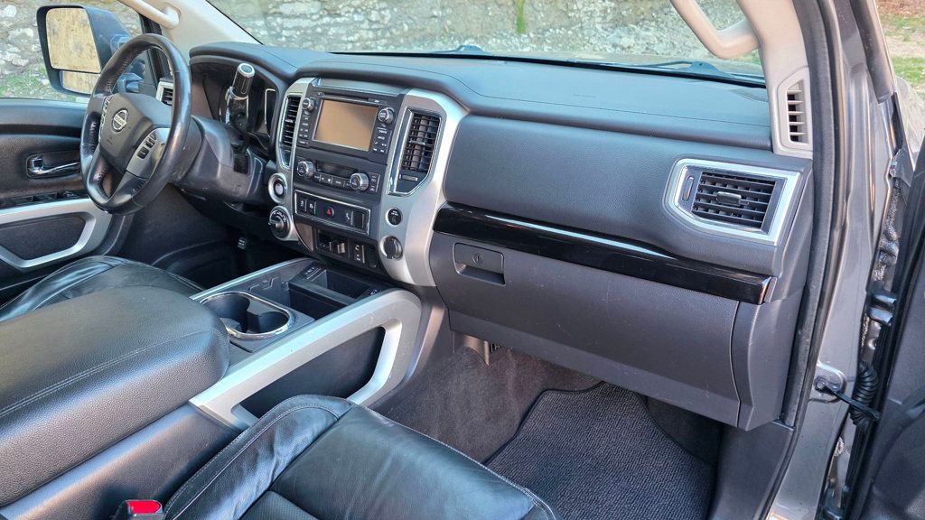 2017 Nissan Titan 4x4 Crew Cab SV - 22991827 - 34