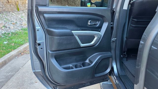 2017 Nissan Titan 4x4 Crew Cab SV - 22991827 - 38